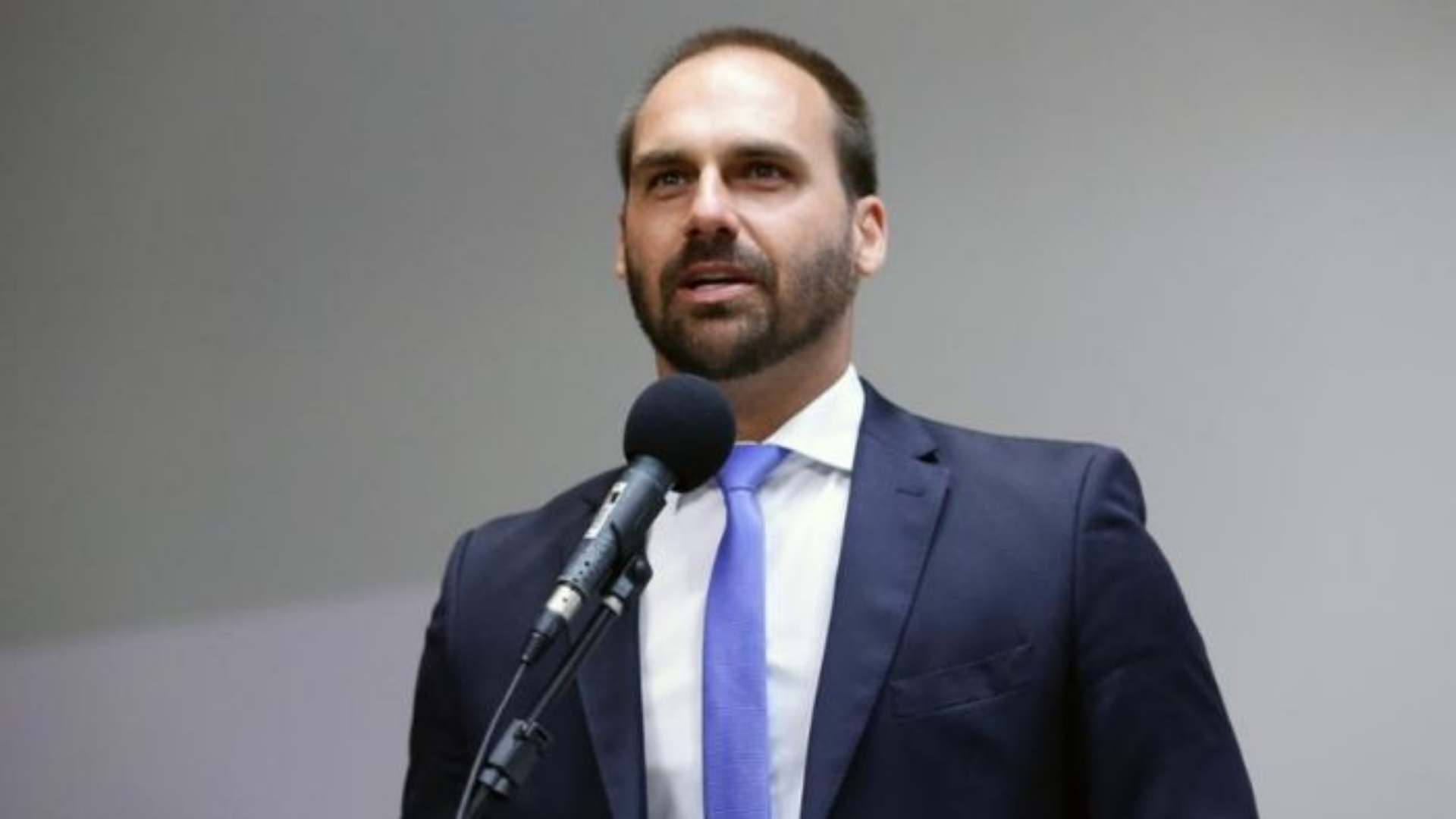 Moraes determina emissão de mandado de prisão contra Eduardo Bolsonaro e manda cancelar passaportes